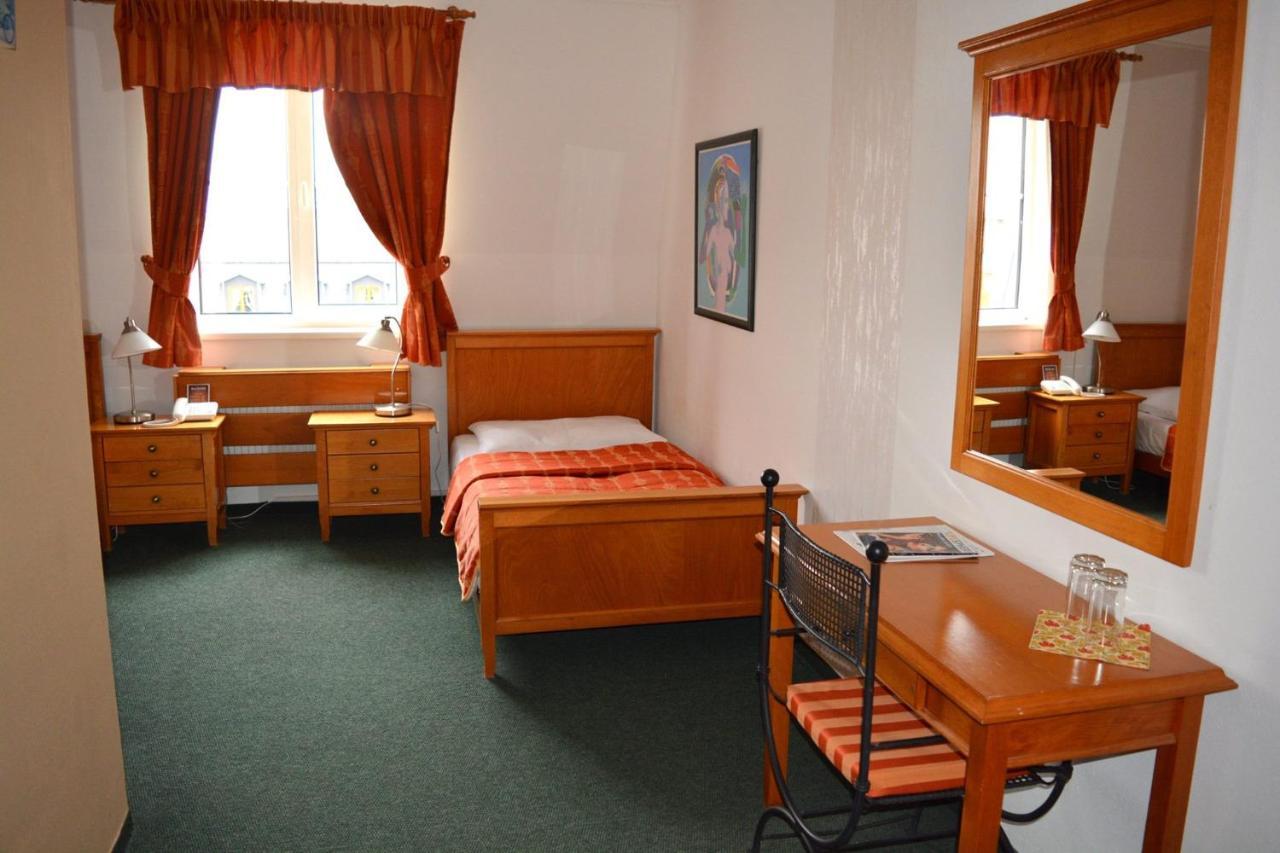 Hotel AGATKA Bratislava Chorvatsky Grob Exteriör bild