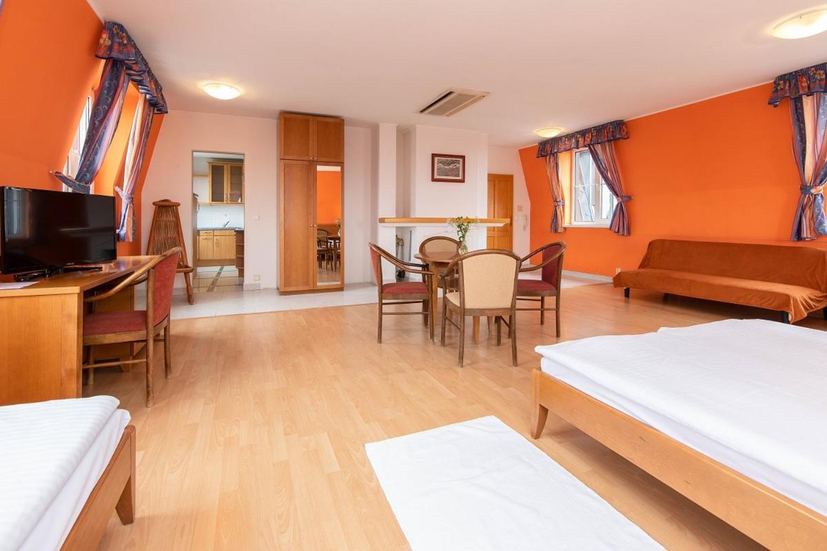 Hotel AGATKA Bratislava Chorvatsky Grob Exteriör bild