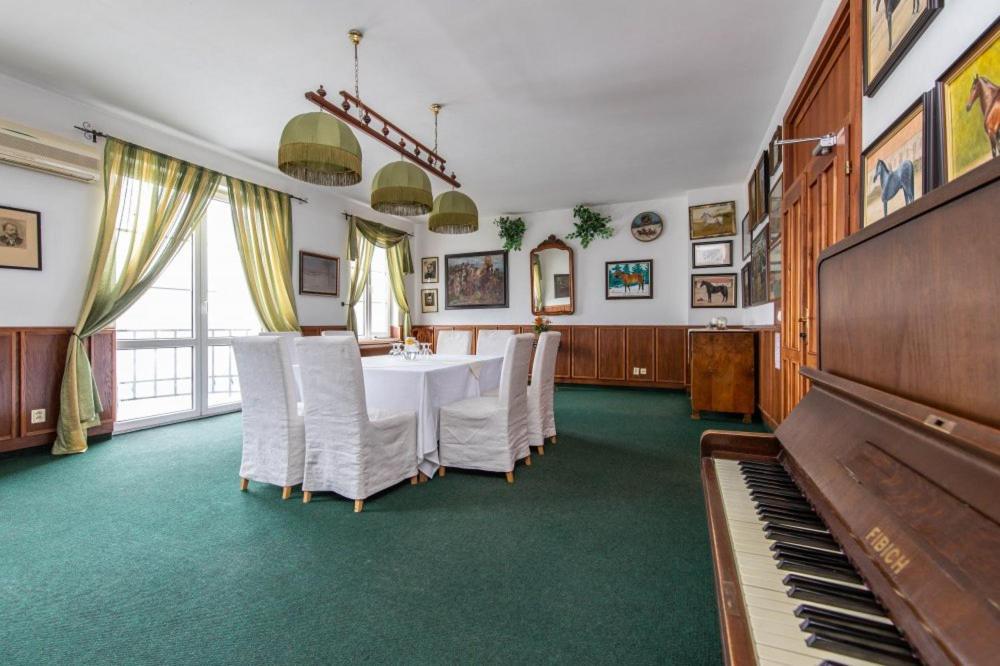 Hotel AGATKA Bratislava Chorvatsky Grob Exteriör bild
